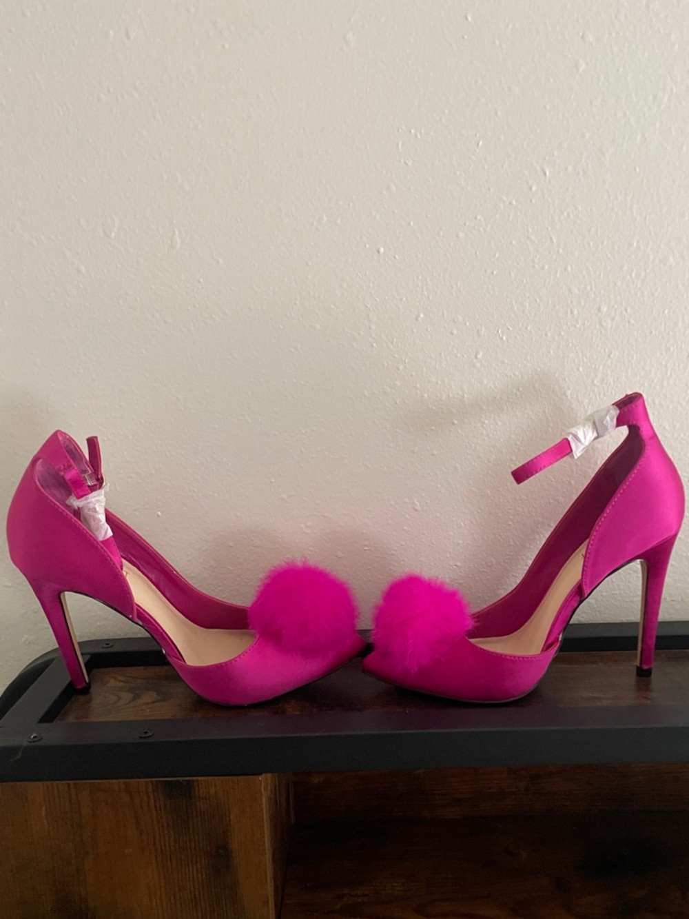 👠 Nine West Hot Pink Pointed Toe Pom-Pom Ankle Strap Heels 👠 - Picture 3 of 6